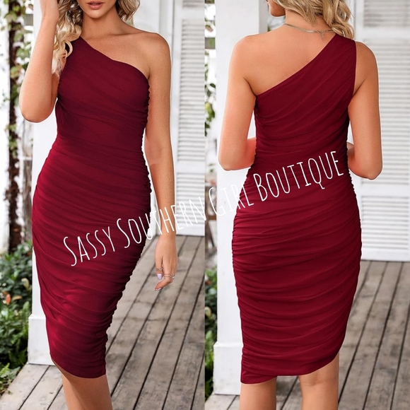 🆕⭐ Wine Red Ruched Midi Dress - Picture 1 of 14